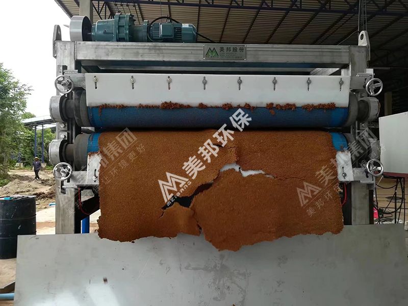美邦带式压榨脱水机用于泰国椰糠脱盐脱水处理